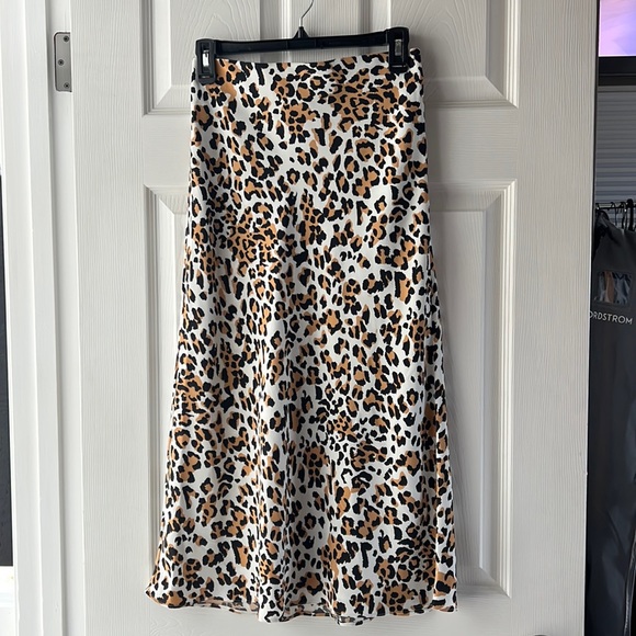 Aritzia midi skirt in Leopard print. - Picture 4 of 6